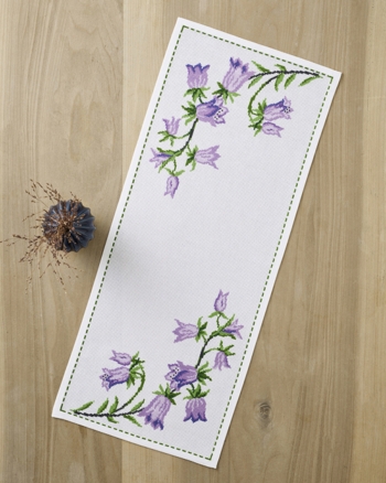 Broderi billede, bordløber 27x64cm, Klokkeblomst