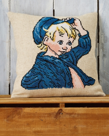 Broderi pude, 40x40cm, Emil med kasket